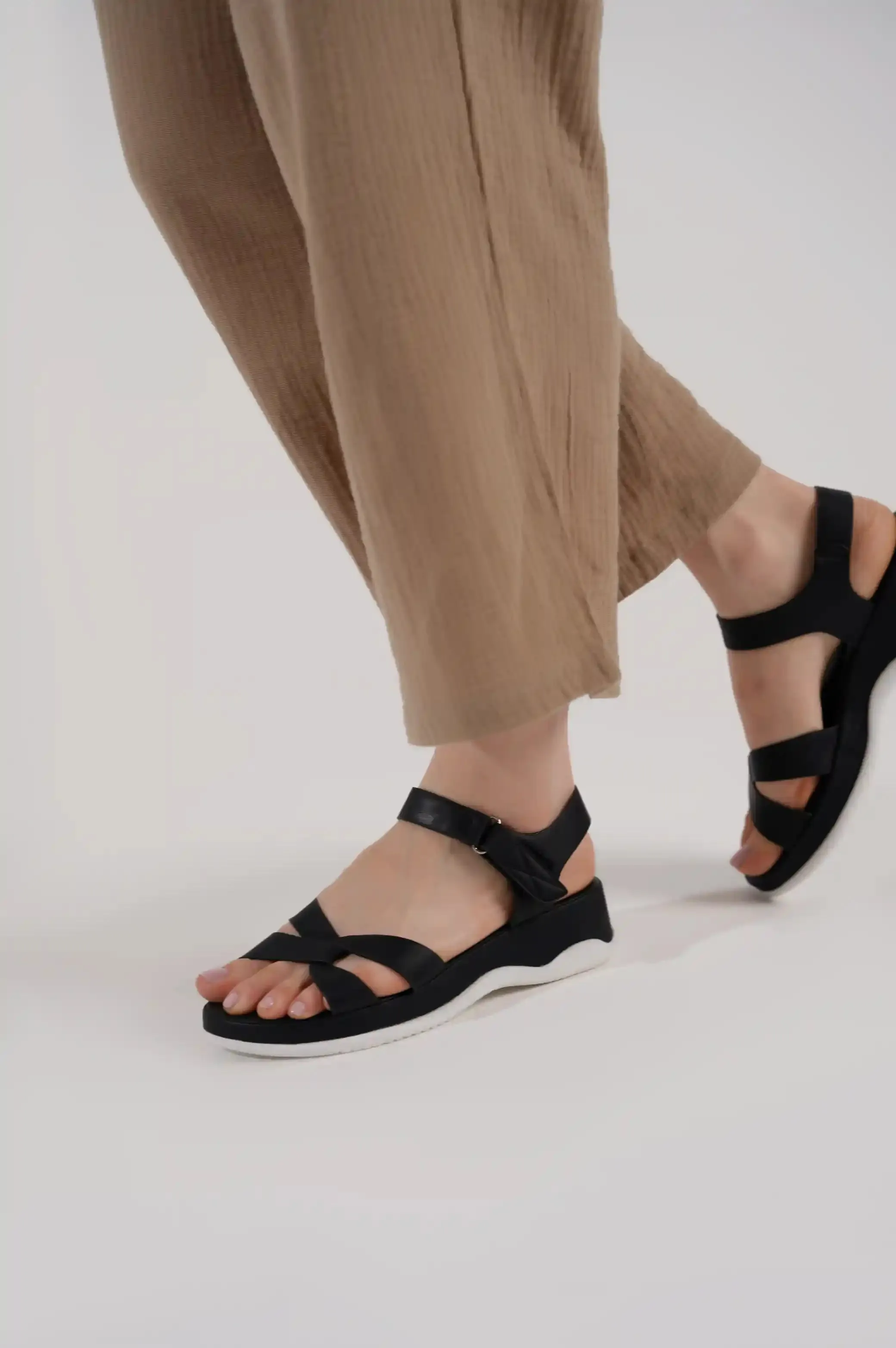 CRISS-CROSS SANDAL