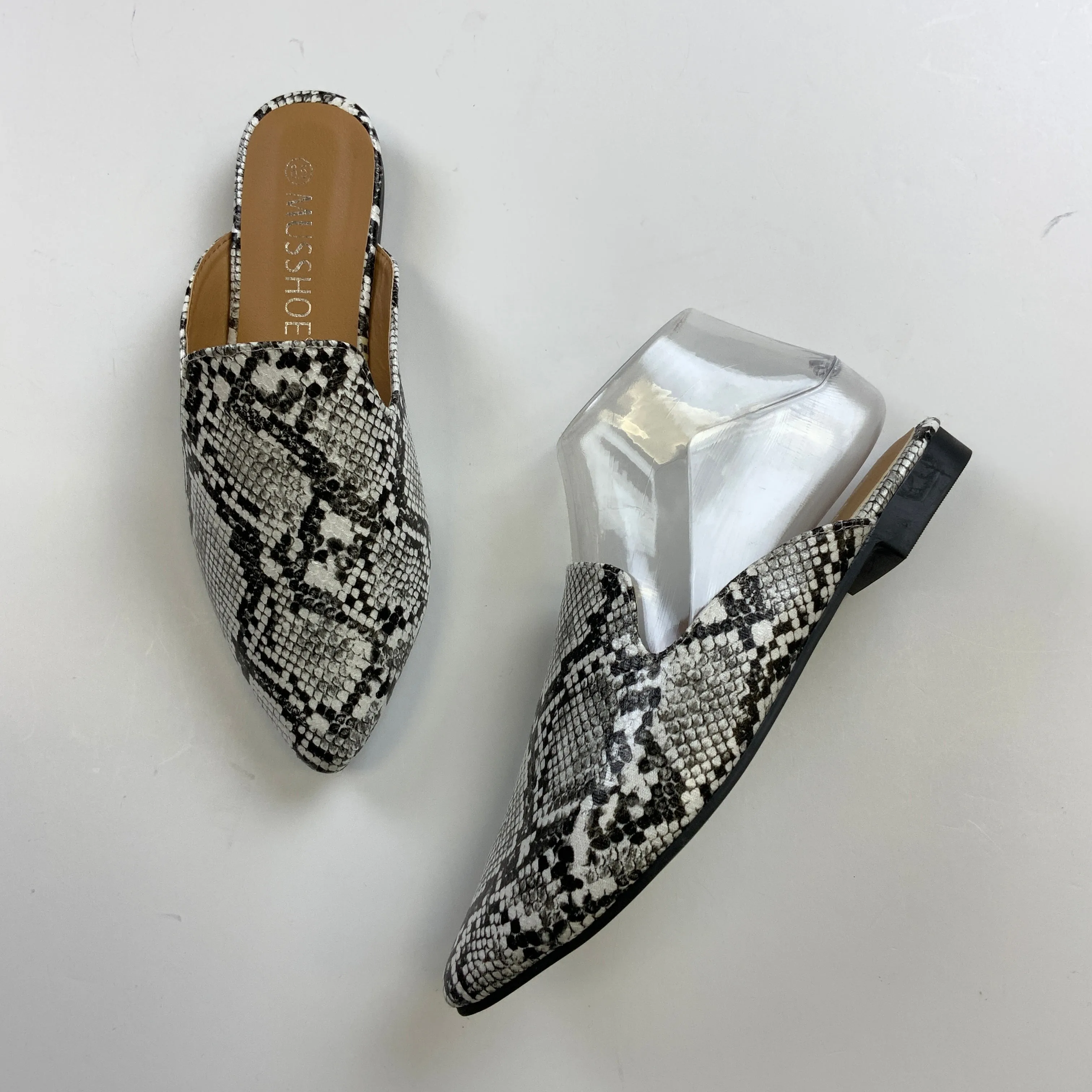 Shoes Flats By Clothes Mentor In Snakeskin Print, Size: 6.5